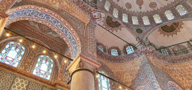 İç dekorasyonlar bir İslam camii içinde sanat eserleri ve heykeller çiziyor. 