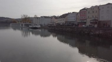 Avrupa, Almanya, Ren Nehri, 1 Ocak 2024 Ren Nehri boyunca ticari kargo nakliye gemileri