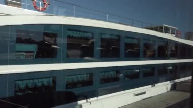 Avrupa, Almanya, Ren Nehri, 1 Ocak 2024 Ren Nehri boyunca ticari kargo nakliye gemileri