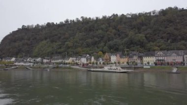 Avrupa, Almanya, Ren Nehri, 1 Ocak 2024 Güzel manzara, tarihi evler, kaleler, Avrupa Ren Nehri boyunca uzanan bahçeler