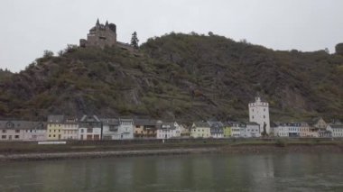 Avrupa, Almanya, Ren Nehri, 1 Ocak 2024 Güzel manzara, tarihi evler, kaleler, Avrupa Ren Nehri boyunca uzanan bahçeler