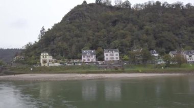 Avrupa, Almanya, Ren Nehri, 1 Ocak 2024 Güzel manzara, tarihi evler, kaleler, Avrupa Ren Nehri boyunca uzanan bahçeler