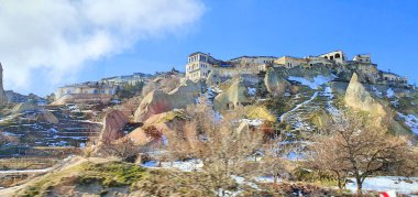 Kapadokya 'nın yamaçlarına oyulmuş antik şapelleri olan Goreme Vadisi