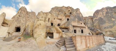 Kapadokya 'nın yamaçlarına oyulmuş antik şapelleri olan Goreme Vadisi