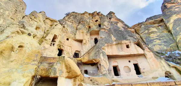 Kapadokya 'nın yamaçlarına oyulmuş antik şapelleri olan Goreme Vadisi