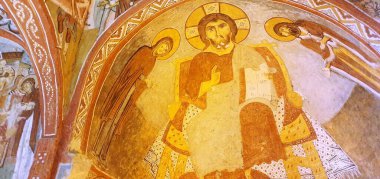 Kapadokya, Türkiye, 01.01.2024 Antik Hıristiyan tabloları Goreme, Kapadokya, Türkiye 'nin dağ yamacına oyulmuş mağara şapelleri içinde