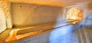 Kapadokya, Türkiye, 01.01.2024 Antik Hıristiyan tabloları Goreme, Kapadokya, Türkiye 'nin dağ yamacına oyulmuş mağara şapelleri içinde