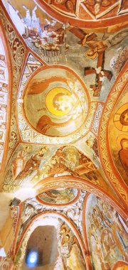 Kapadokya, Türkiye, 01.01.2024 Antik Hıristiyan tabloları Goreme, Kapadokya, Türkiye 'nin dağ yamacına oyulmuş mağara şapelleri içinde