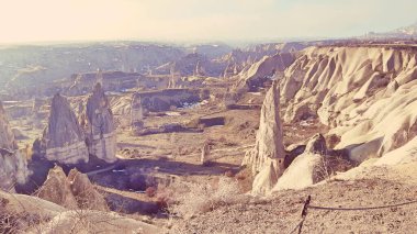 Antik mağara şapelleri olan Goreme Vadisi dağ yamacına oyulmuş şehir, Kapadokya, Türkiye