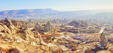 Antik mağara şapelleri olan Goreme Vadisi dağ yamacına oyulmuş şehir, Kapadokya, Türkiye