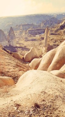 Antik mağara şapelleri olan Goreme Vadisi dağ yamacına oyulmuş şehir, Kapadokya, Türkiye