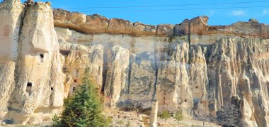 Antik mağara şapelleri olan Goreme Vadisi dağ yamacına oyulmuş şehir, Kapadokya, Türkiye