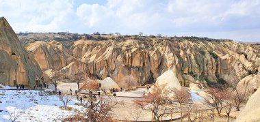 Antik mağara şapelleri olan Goreme Vadisi dağ yamacına oyulmuş şehir, Kapadokya, Türkiye