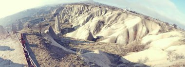 Goreme Vadisi 'nin panoramik manzarası. Tepe, Kapadokya, Türkiye' ye oyulmuş eski şapeller.