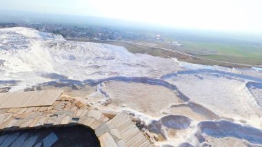 Türkiye 'nin Pamukkale kentindeki sıcak mineral kaynaklarının oluşturduğu beyaz kireç çağlayanı manzarası