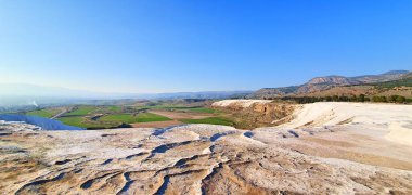 Türkiye 'nin Pamukkale kentindeki sıcak mineral kaynaklarının oluşturduğu beyaz kireç çağlayanı manzarası