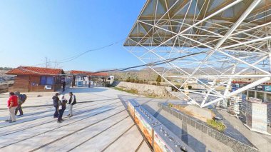 Pamukkale, Türkiye, 01.01.2024, Türkiye Pamukkale, Türkiye 'deki sıcak mineral kaynaklarının içinde antik havuzun ana girişinde turistler