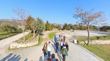Pamukkale, Türkiye, Türkiye, Türkiye, Pamukkale 'de bulunan antik harabe ve binaları ziyaret eden 01.01.2024 Turist