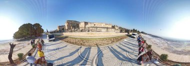 Pamukkale, Türkiye, 01.01.2024 Antik Hierapolis, Pamukkale, Türkiye 'nin tarihi kalıntılarını ziyaret eden turistler