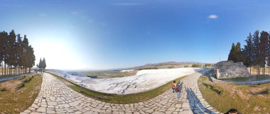 Pamukkale, Türkiye, 01.01.2024 Antik Hierapolis, Pamukkale, Türkiye 'nin tarihi kalıntılarını ziyaret eden turistler