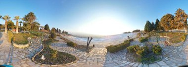 Antik Hierapolis kentinin tarihi kalıntılarının panoramik manzarası, Pamukkale, Türkiye