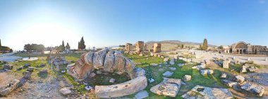Antik Hierapolis kentinin tarihi kalıntılarının panoramik manzarası, Pamukkale, Türkiye
