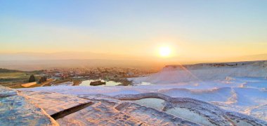 Türkiye 'nin Pamukkale kentindeki sıcak mineral kaynaklarının oluşturduğu beyaz limon çağlayanı teraslarının panoramik manzarası