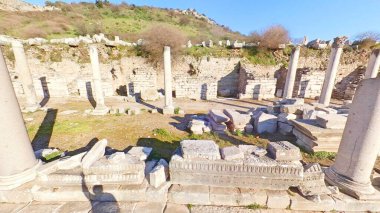 Efes arkeolojik sahasında antik şehir kalıntıları ve tarihi yapılar bulundu.