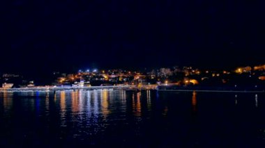 Hırvatistan ve Dubrovnik 'in bir yolcu gemisinin tepesinden çekilmiş gece görüntüleri.