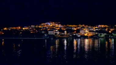 Hırvatistan ve Dubrovnik 'in bir yolcu gemisinin tepesinden çekilmiş gece görüntüleri.