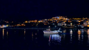Hırvatistan ve Dubrovnik 'in bir yolcu gemisinin tepesinden çekilmiş gece görüntüleri.