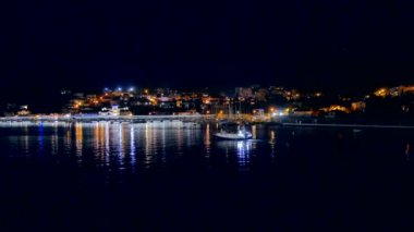 Hırvatistan ve Dubrovnik 'in bir yolcu gemisinin tepesinden çekilmiş gece görüntüleri.