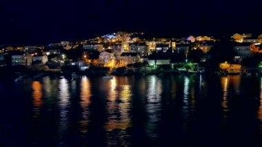 Hırvatistan ve Dubrovnik 'in bir yolcu gemisinin tepesinden çekilmiş gece görüntüleri.