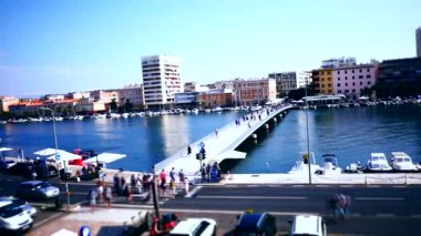  Zadar 'ın eski kentini Hırvatistan' daki kente bağlayan köprüde yürüyen turistlerin hızlandırılmış görüntüleri