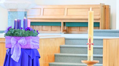 Noel kutlaması düzenlemesi ve bir kilisede dekorasyon