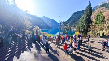 Çin, Sichuan, 01.01.2025 Turistler Jiuzhai Vadisi 'nde ve Çin Milli Parkı' nda bulunan Açık Mavi Turkuaz renk gölünü ziyaret ediyorlar.