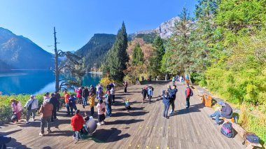 Çin, Sichuan, 01.01.2025 Turistler Jiuzhai Vadisi 'nde ve Çin Milli Parkı' nda bulunan Açık Mavi Turkuaz renk gölünü ziyaret ediyorlar.