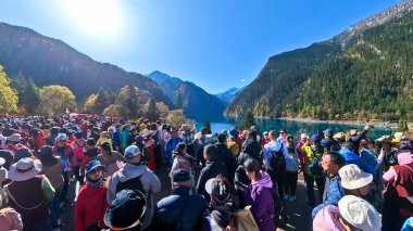 Çin, Sichuan, 01.01.2025 Turistler Jiuzhai Vadisi 'nde ve Çin Milli Parkı' nda bulunan Açık Mavi Turkuaz renk gölünü ziyaret ediyorlar.