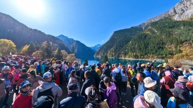 Çin, Sichuan, 01.01.2025 Turistler Jiuzhai Vadisi 'nde ve Çin Milli Parkı' nda bulunan Açık Mavi Turkuaz renk gölünü ziyaret ediyorlar.