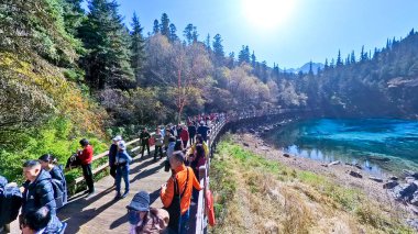 Çin, Sichuan, 01.01.2025 Turistler Jiuzhai Vadisi 'nde ve Çin Milli Parkı' nda bulunan Açık Mavi Turkuaz renk gölünü ziyaret ediyorlar.