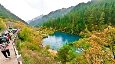 Çin, Sichuan, 01.01.2025 Turistler Jiuzhai Vadisi 'nde ve Çin Milli Parkı' nda bulunan Açık Mavi Turkuaz renk gölünü ziyaret ediyorlar.