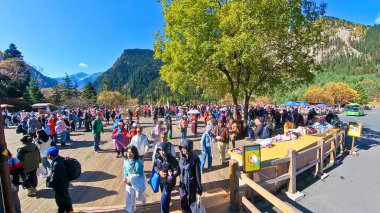 Çin, Sichuan, 01.01.2025. Jiuzhai Vadisi doğa rezervi ve ulusal park girişinde toplanan turistler. 