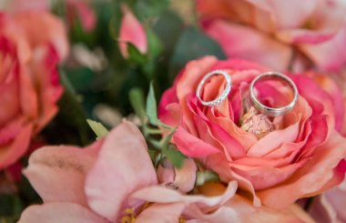 Evlilik ya da nişan yüzüğünün yakın çekimi.