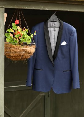 Askıda asılı mavi bir işletme yöneticisi takımı.