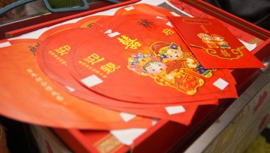 Geleneksel Çin kağıt kesim çalışmaları, beyaz arkaplanda fotoğraf yakın plan