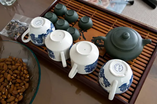 Çin çay seremonisi, seramik çaydanlık ve fincana yakın çekim.
