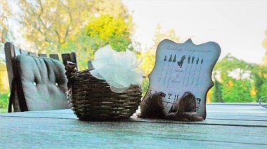 Gelin ve damadın silueti olan bir düğün programı