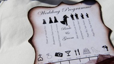 Gelin ve damadın silueti olan bir düğün programı