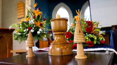 Dini bir Hıristiyan ya da katolik kilisesinde kullanılan mum düzenlemesi. 