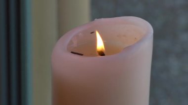 Dini bir kilisede veya kilisede yapılan cenaze törenlerinde yakılan mumlar.